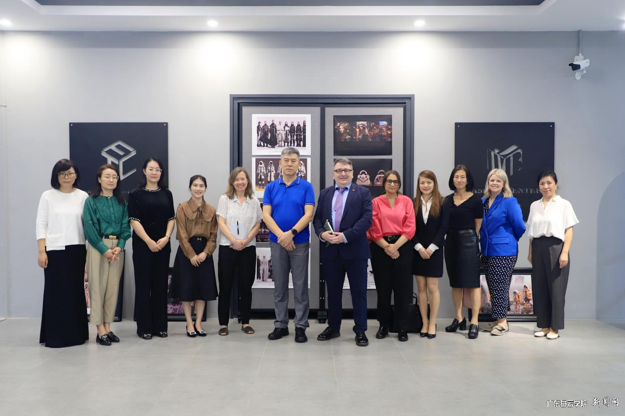 参观计文波国际时尚设计学院4.png