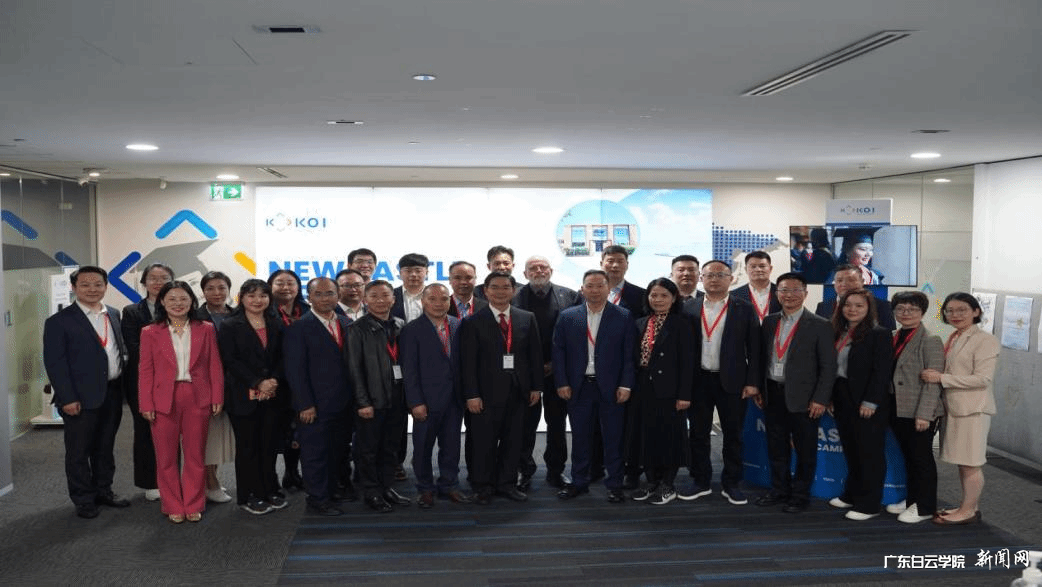 陈春发副校长(前排右四)等中教控股考察团成员与澳大利亚国王学院校长Doug Hinchliffe(后排中间)合影.png