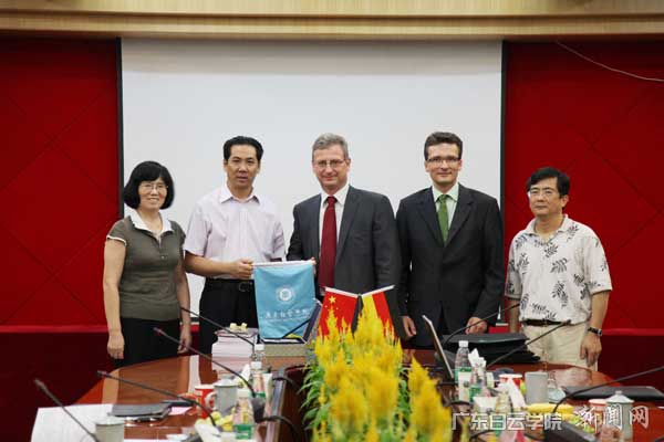 互赠礼品 (图一:互赠礼品)