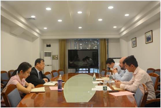 双方在第二会议室举行会谈