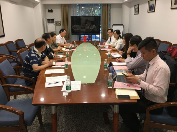 双方在第二会议室举行会谈