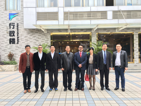 沈根生副校长(右二)、乔本新副校长(左四)与奥赫里副校长(右四)一行在广州市白云工商技师学院校园内合影