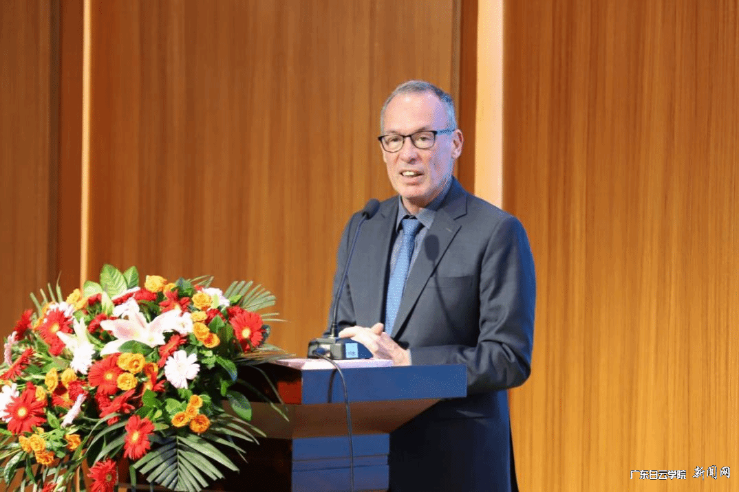 悉尼科技大学Iain Watt副校长致辞.png