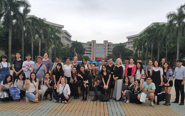 中澳师生在图书馆前合影 中澳师生在图书馆前合影