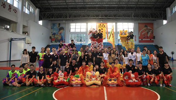 澳洲师生访问团与我校龙狮队成员合影 澳洲师生访问团与我校龙狮队成员合影