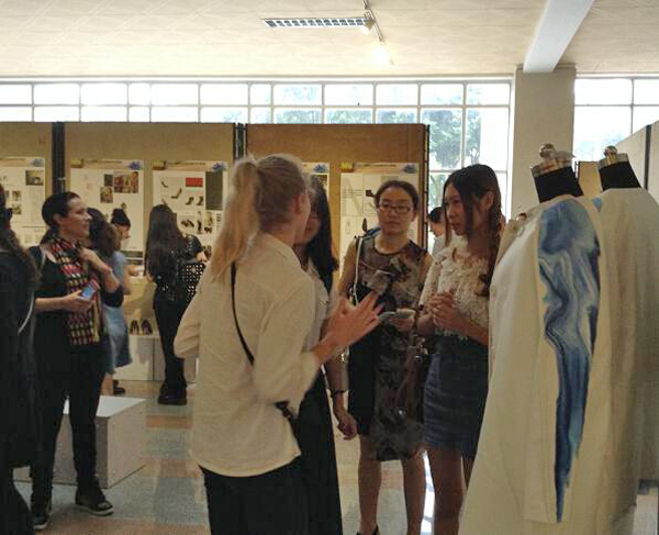 参观艺术设计学院展厅 参观艺术设计学院展厅