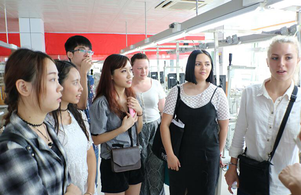 参观服装工艺实训场 参观服装工艺实训场