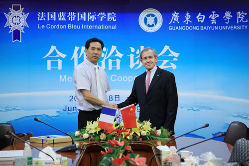 1、谢可滔董事长与蓝带国际学院总裁安德烈•君度先生握手 1、谢可滔董事长与蓝带国际学院总裁安德烈•君度先生握手